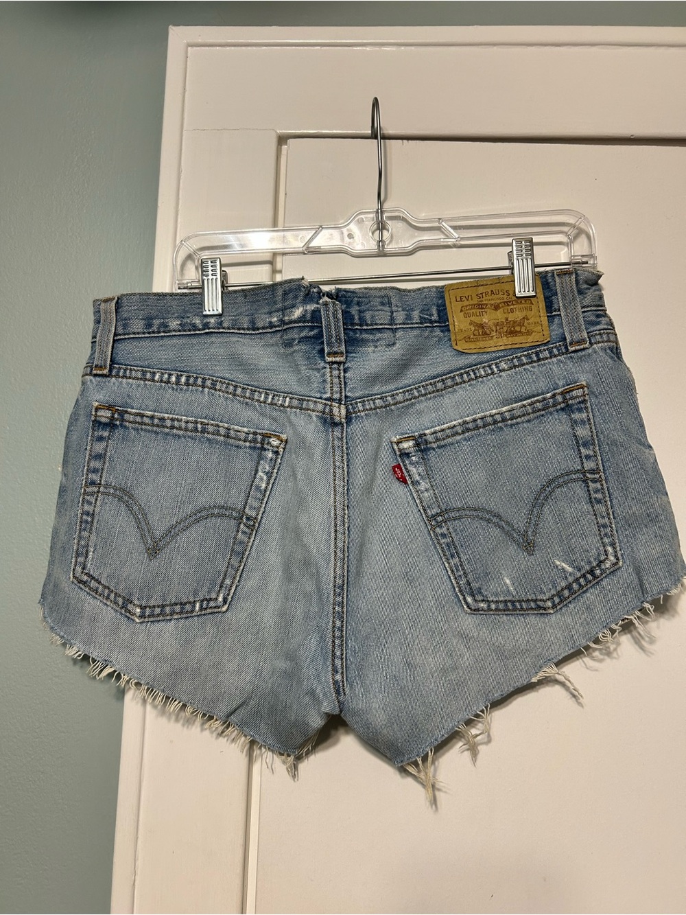 Levi's Women's Distressed Light Wash Denim Cutoff Shorts sz 33 Blue